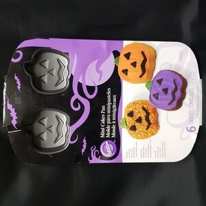 Wilton Pumpkin Mini Cake Pan, 6 count Tray